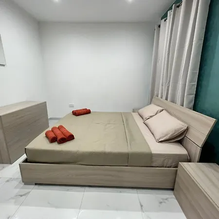 4 Bedroom Seafront * 斯利马