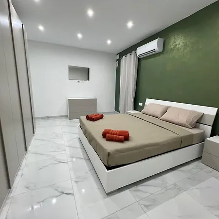 4 Bedroom Seafront 斯利马